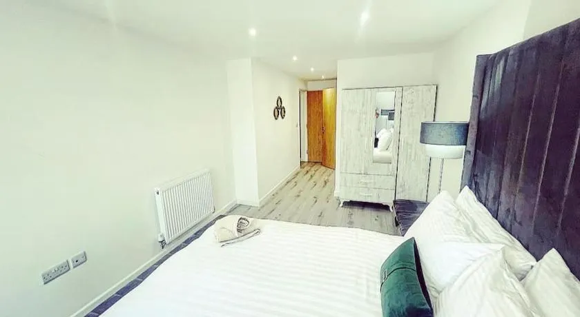 Brand new The Elegant Abode Apartment 2 Bedrooms, 1 Minute walk to shops restaurants cafe supermarket and high street - Image 1