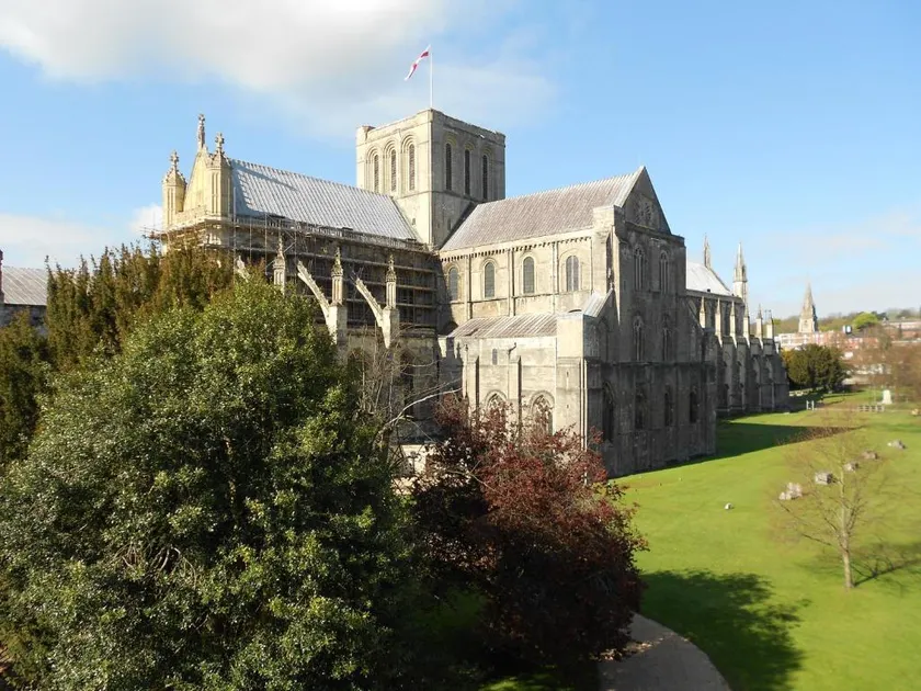Winchester Cathedral View Retreat By Dancenter - Image 1