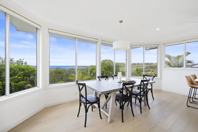 Spacious 5-bed Beach House With Ocean View - Image 1