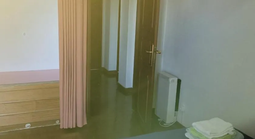 Comfy room near Metro and Airport - Image 1