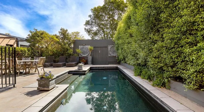 Secluded Luxury on Tower Hill - Image 1