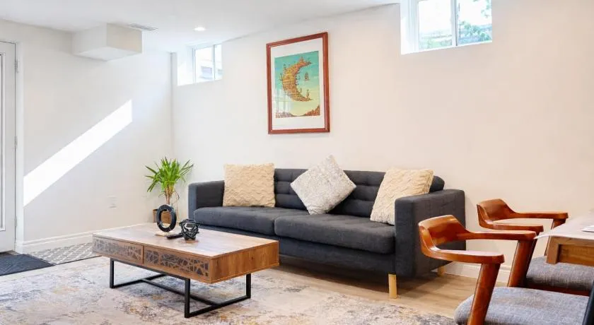 Spacious 2 bdrm w Parking -30 mins to Downtwn TO - Image 1