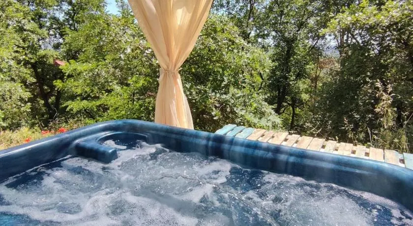 Cottage romantique, son jacuzzi privatif, piscine - Image 1