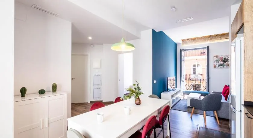 Spacious Apartment with Great Views - Image 1