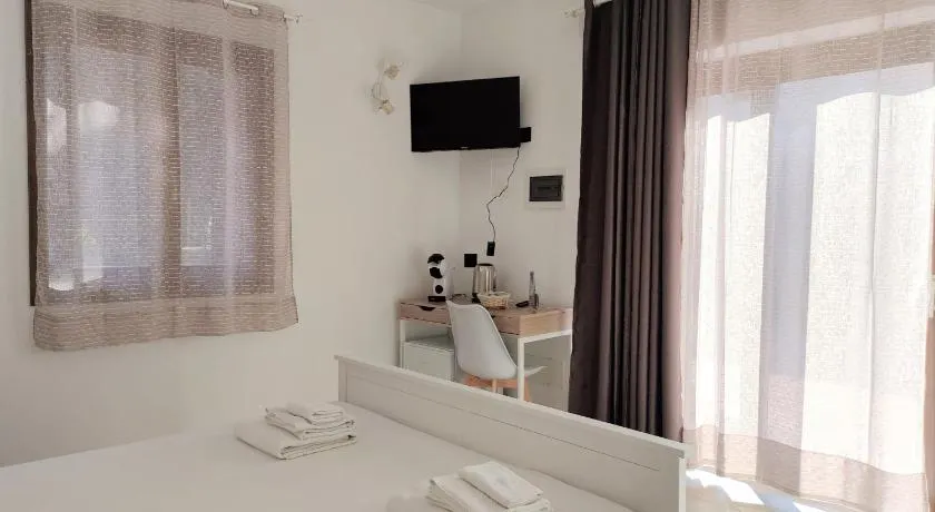 Zenia Rooms - Image 1