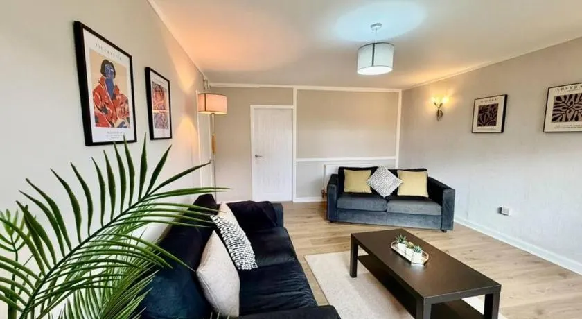 Renfrew Town Centre sleeps 6 - Pass the Keys - Image 1