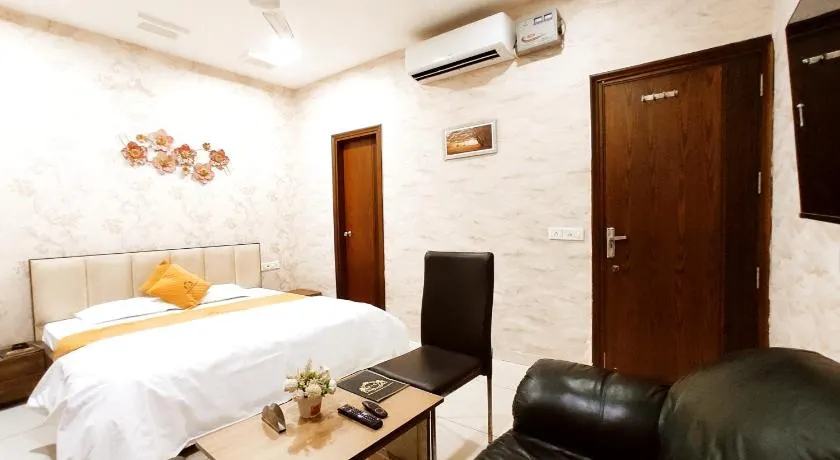 HOTEL ROYAL CROWNE - Resort, Swimming Pool, Banquet Hall, Premium Rooms - Image 1