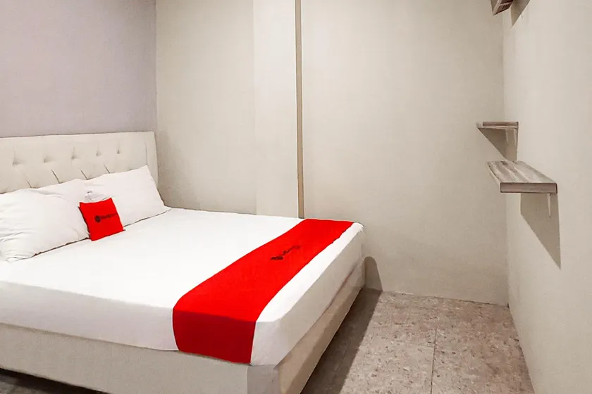 RedDoorz at Deluxe Hotel near Terminal Purabaya Bungurasih - Image 1