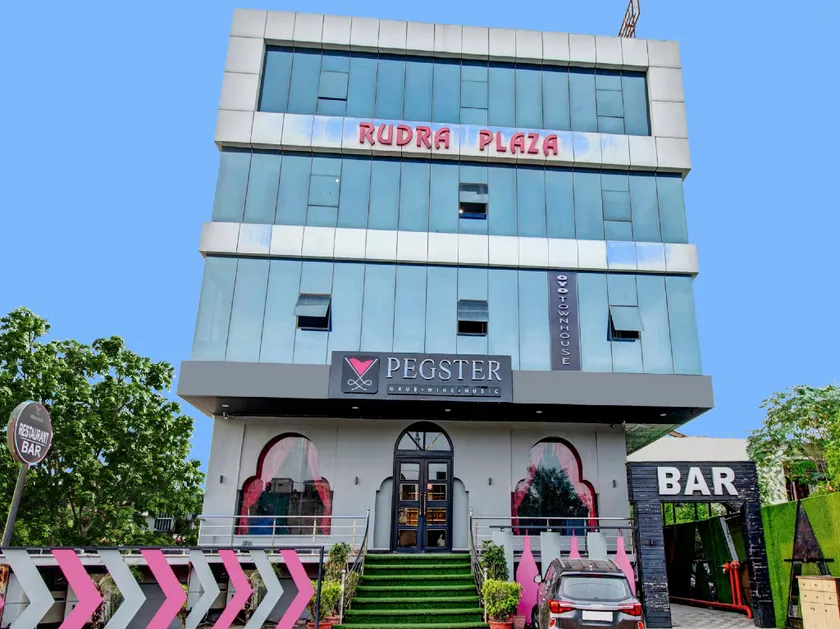 Super Townhouse OAK Hotel Rudra - Image 1