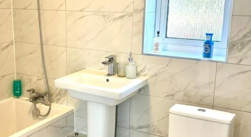 Newly Renovated 2BR Near Airport Book Fast - Image 1