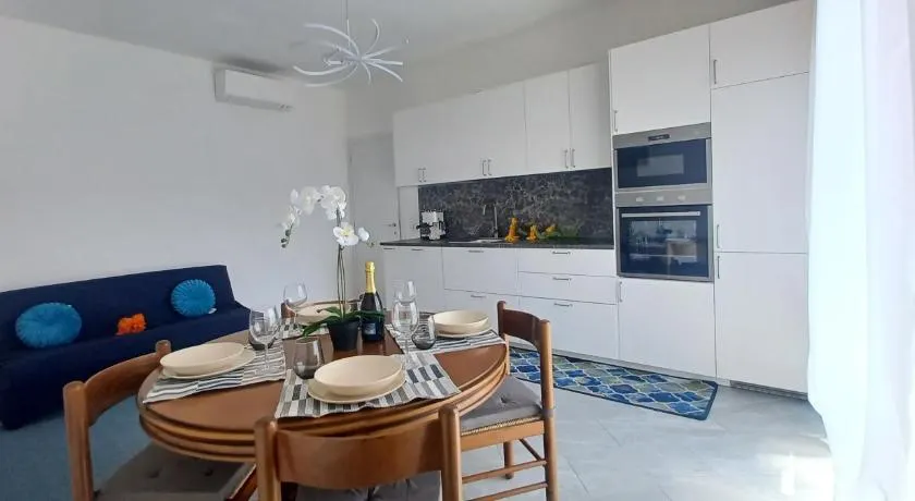 SUNNY HOLIDAY HOME - Image 1