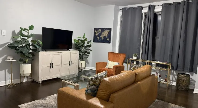 2 BR Apt Near U Chicago Campus & the Lakefront! - Image 1
