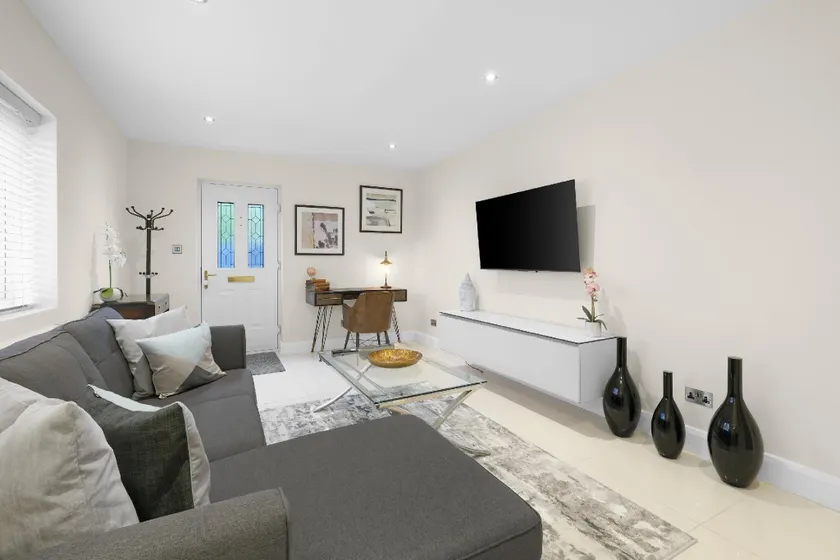 Modern Comfort 2-Bedroom, 2-Bathroom House - Image 1