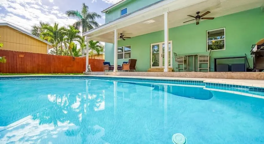 Las Olas Villa with HEATED Salt Water Pool - Image 1