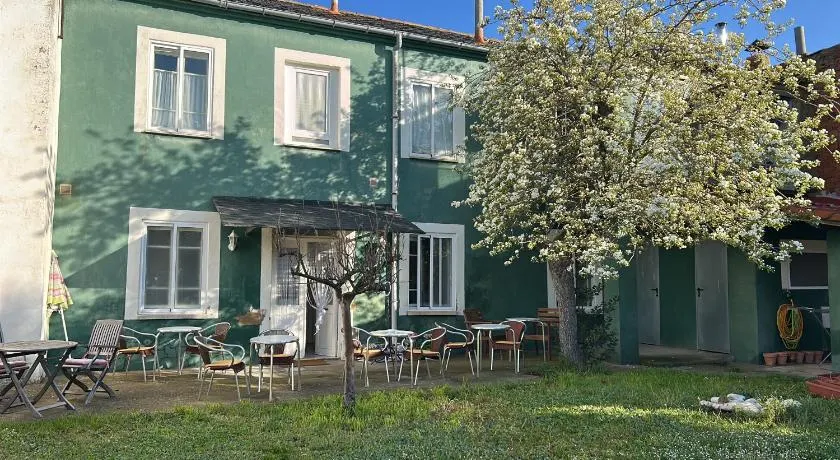 La Casa Verde Albergue - Solo Peregrinos - Image 1