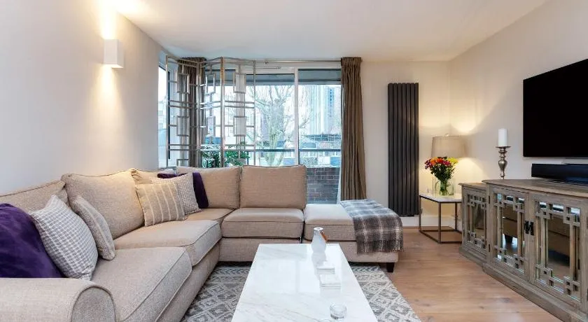 Lumineux, contemporain 2BR dans Leafy Belsize Park, par Veeve - Image 1