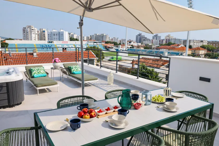 Penthouse with jacuzzi, city center - Image 1