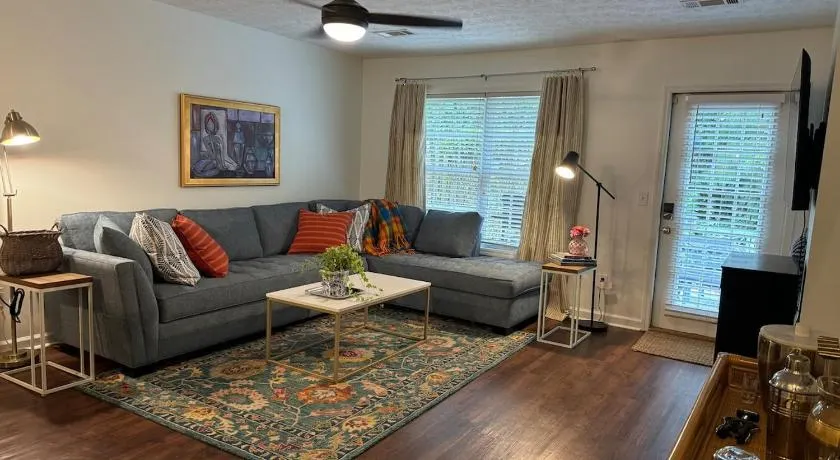 Lovely 2BR 3BA Condo - Image 1
