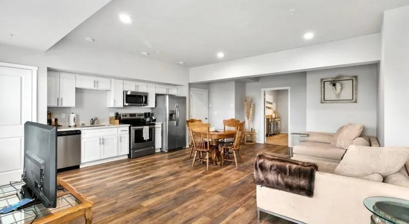 Quiet condo Steps to Tacoma DomeBay & City VIEWS! - Image 1