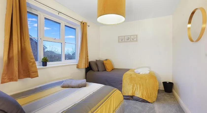 Comfortable stylish Townhouse in Ashford sleeps 5 Netflix 2 Parking spaces Perfect for Contractors and Families - Image 1