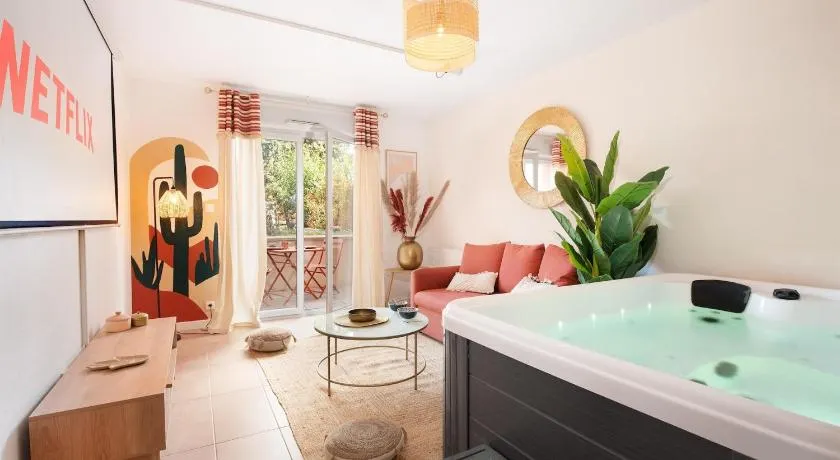 Oasis Cachée - Jacuzzi et cinéma - Image 1
