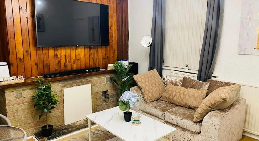 Cozy 3BR Urban Oasis in the City Hub - Image 1