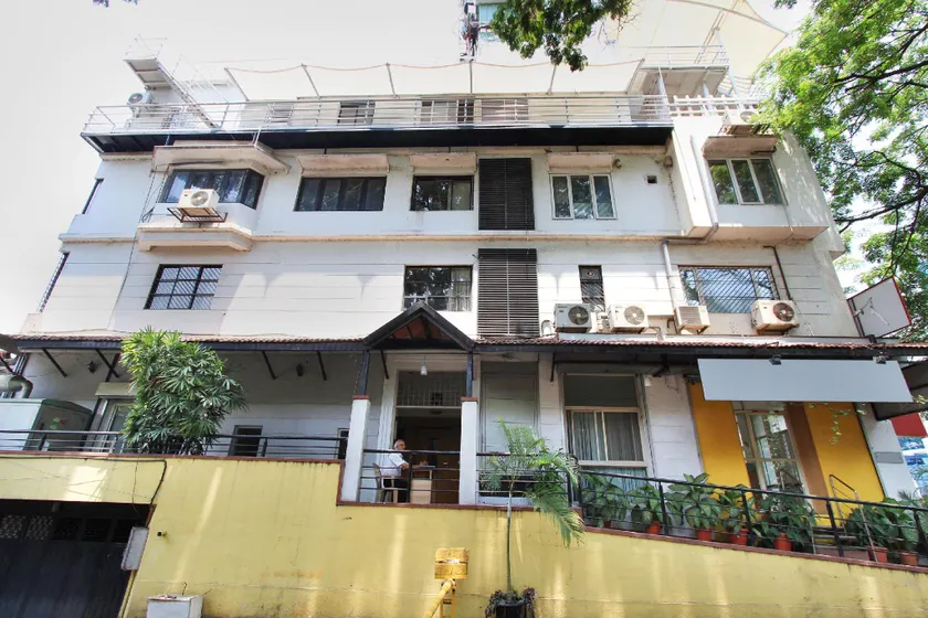 OYO Compact Suites Near Cubbon Park - Image 1