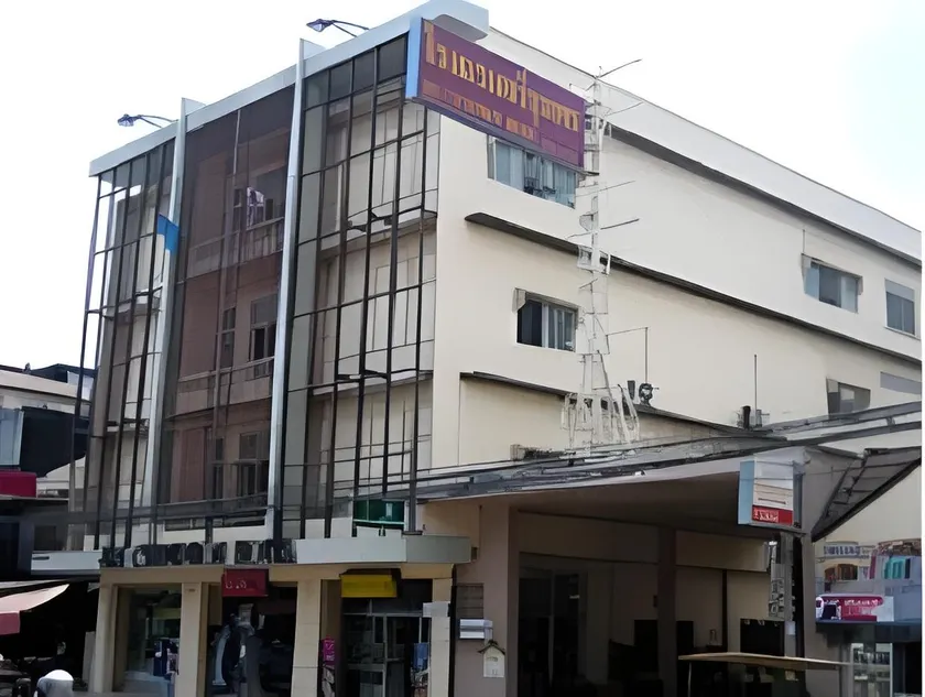 Sri Chumphon Hotel - Image 1