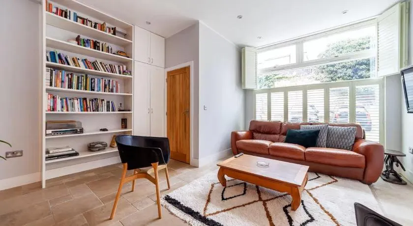 Beautiful light filled apartment in London - Image 1