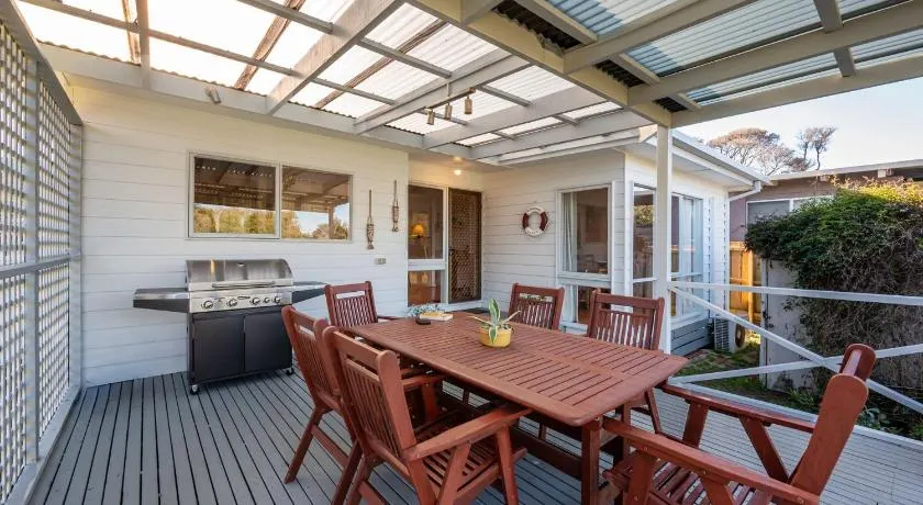 Hilltop Cottage - Beachside Escape with Fireplace - Image 1