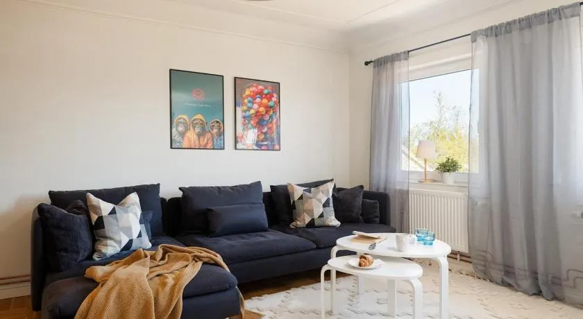 Guestly Homes - Spacious 1BR Apartment with Separate Guest Room - Image 1