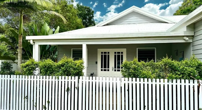 Bamboo Villa - Edge Hill Cairns Luxury Pet Friendly Sleeps 3 - Image 1