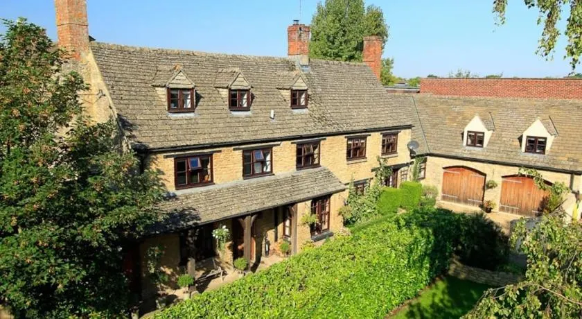 Lyne House Ideal for a celebration or reunion - Image 1