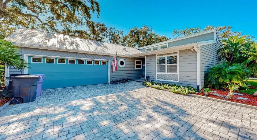Updated home with great outdoor space - close to the beach - Image 1