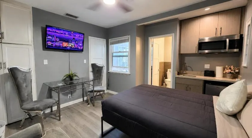 Cozy Hollywood Studio with Kitchenette near Hollywood Sign and Walk of Fame - Image 1