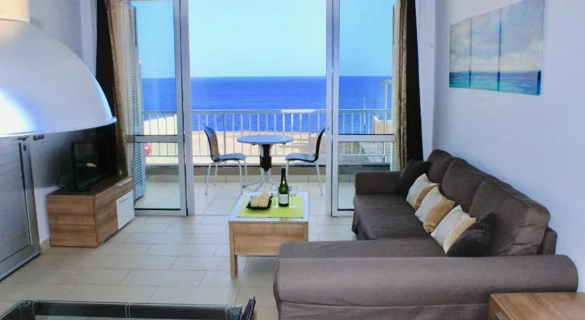 Sunny Ocean View Apartment - Image 1