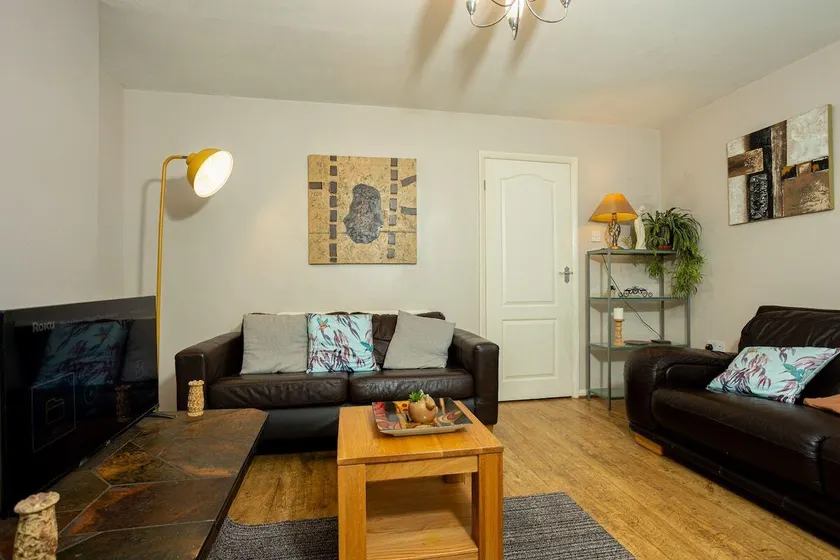 Charming and Cosy Home- Sleeps 4, Free Parking, Private Patio - Steps from Warwick Castle & Town! Perfect for Workstations, Races and Cotswolds Getaways! Book Now - Image 1