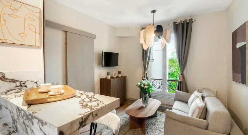 Eiffel Tower - Best deal for 4 people - Image 1