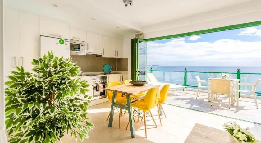SEA BREEZE Ocean View Apartment - Image 1