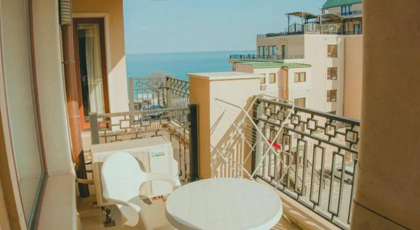 Luxury 1 Bedroom Apartment - Image 1