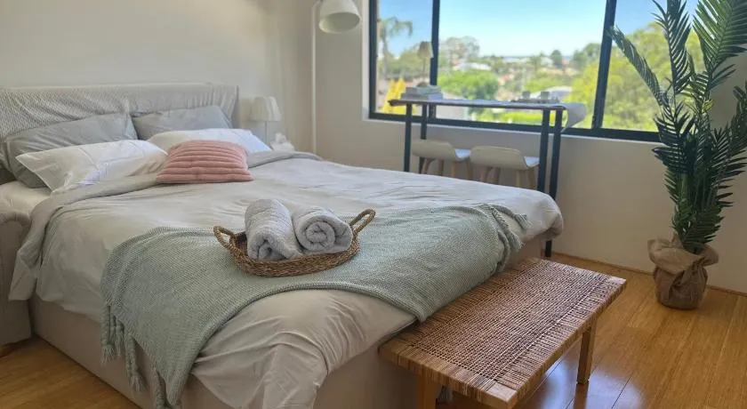 Sunlit Minimal Master Room With Bathroom Aircon Bayswater Central City & Airport - Image 1