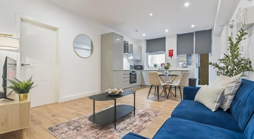 Coulsdon Grand - Sleeps 8 - 5 BR - Free Parking - Image 1