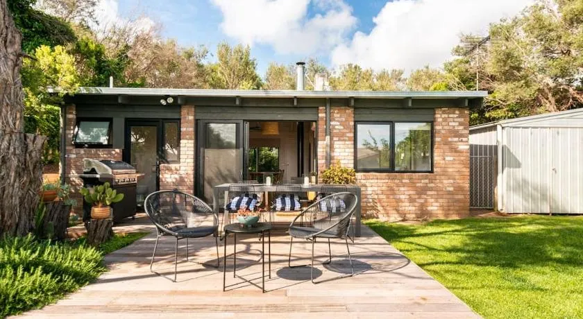 Beach cottage, 4 mins to sea with spacious garden - Image 1