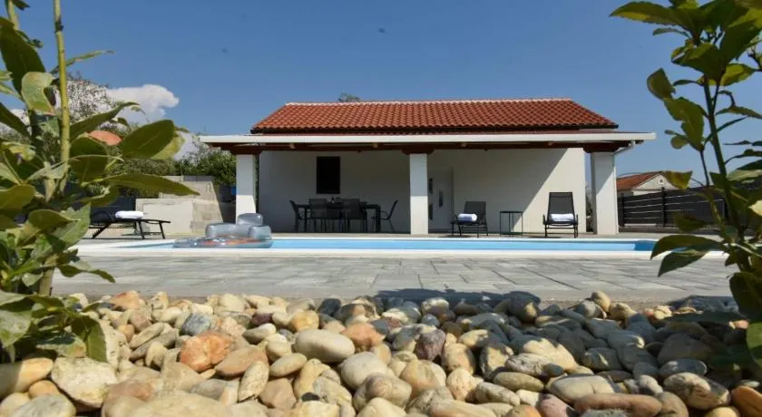POOl HOUSE BRUNO - Image 1