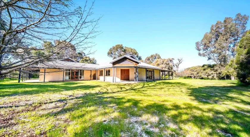 Cockburn Airoprt 6BR Farmstay nr Fremantle&Beach - Image 1