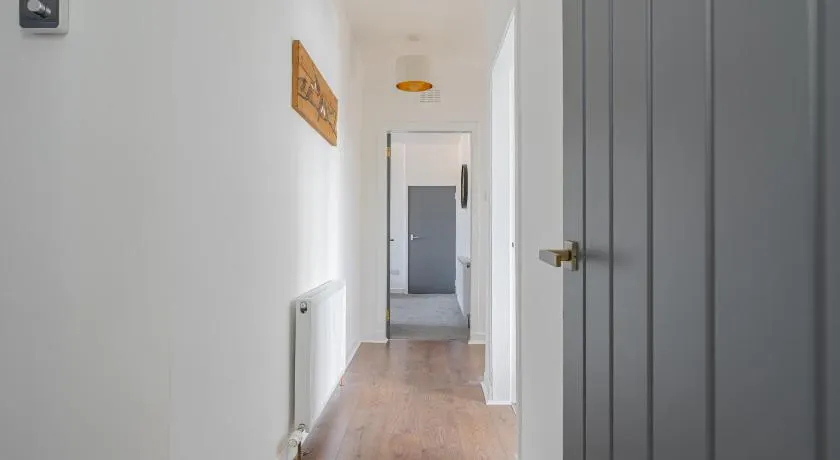 Spacious 3 bed flat- Free parking Edinburgh & Fife - Image 1