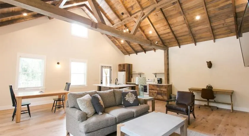 Farmhouse Suites by Amish Country Lodging - Image 1
