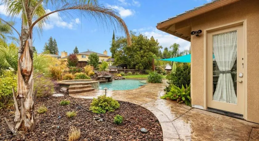 Tranquil Retreat: Pool, Spa, Firepit, Peloton, WFH - Image 1