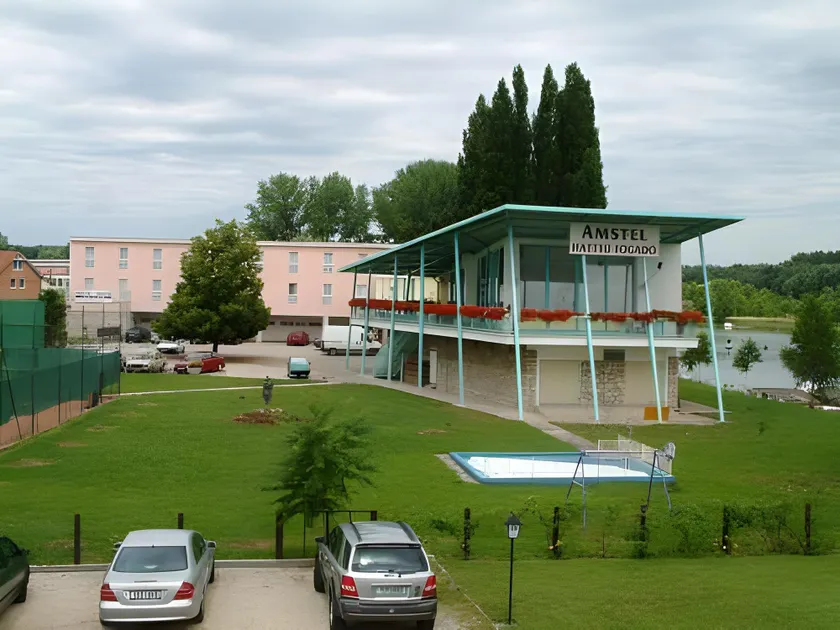 Amstel Hattyú Panzió -Érintésmentes bejelentkezés - Image 1