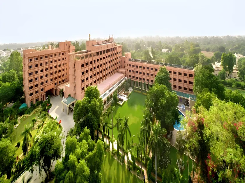 Hotel Clarks Shiraz - Image 1